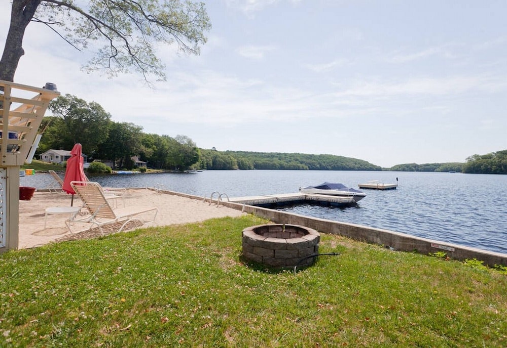 Social Distancing Haven on Oxoboxo Lake. Direct Lakefront in Montville