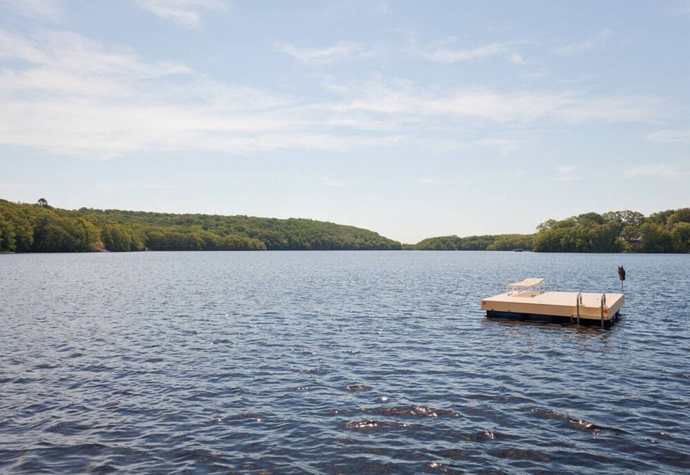 Social Distancing Haven on Oxoboxo Lake. Direct Lakefront in Montville
