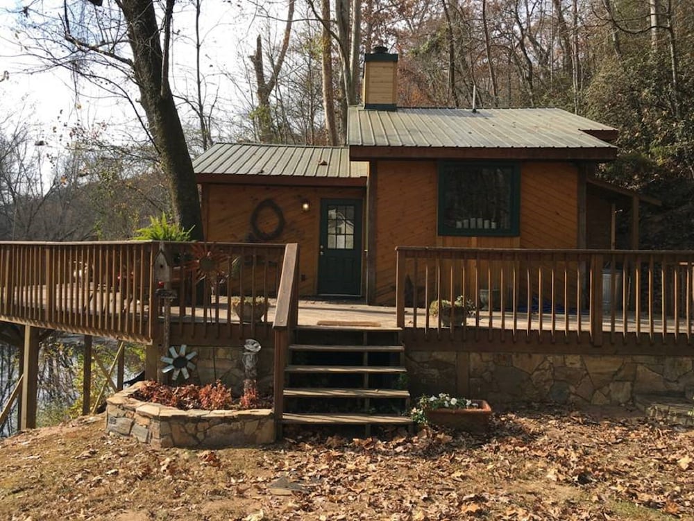 CHESTATEE RIVER CABIN is a prefect secluded get away in Dahlonega