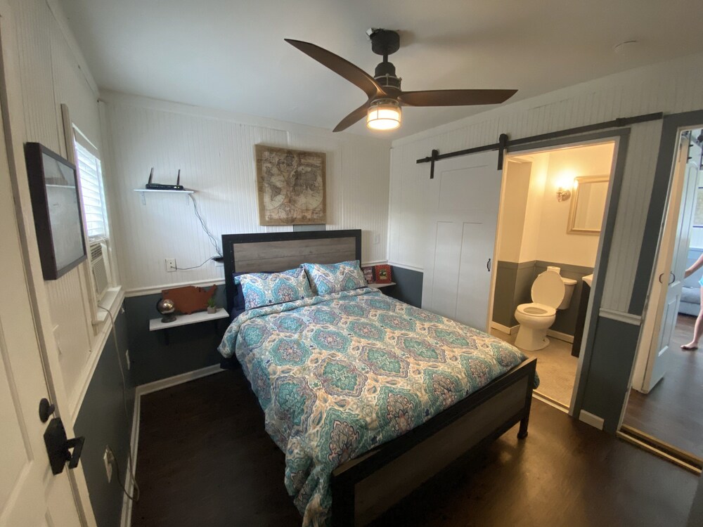 Cozy Island Cottage, centrally located in the Heart of the Village