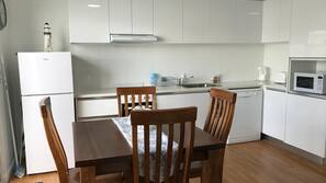 Full-sized fridge, microwave, oven, hob