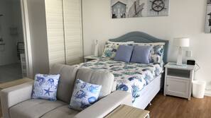 Premium bedding, in-room safe, iron/ironing board, free WiFi