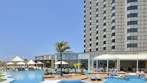 Una piscina al aire libre (de 7:00 a 18:30), sombrillas, tumbonas