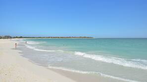 Sulla spiaggia, sabbia bianca