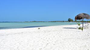 Sulla spiaggia, sabbia bianca