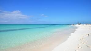 Sulla spiaggia, sabbia bianca
