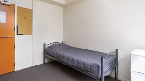 Desk, iron/ironing board, WiFi, wheelchair access
