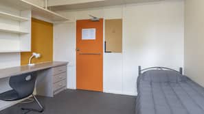 Desk, iron/ironing board, WiFi, wheelchair access