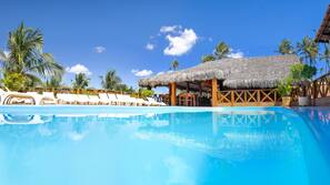 Piscina externa, funciona das 9h00 às 21h00, espreguiçadeiras