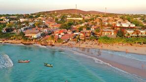 Perto da praia, areia branca, toalhas de praia