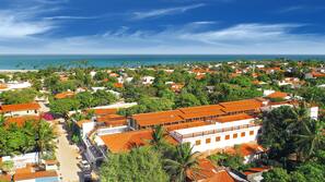 Perto da praia, areia branca, toalhas de praia