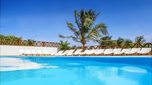 Piscina externa, funciona das 9h00 às 21h00, espreguiçadeiras