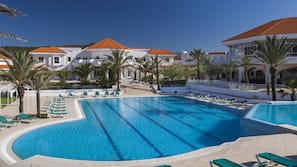 Piscina interna, 2 piscinas externas, guarda-sóis, espreguiçadeiras