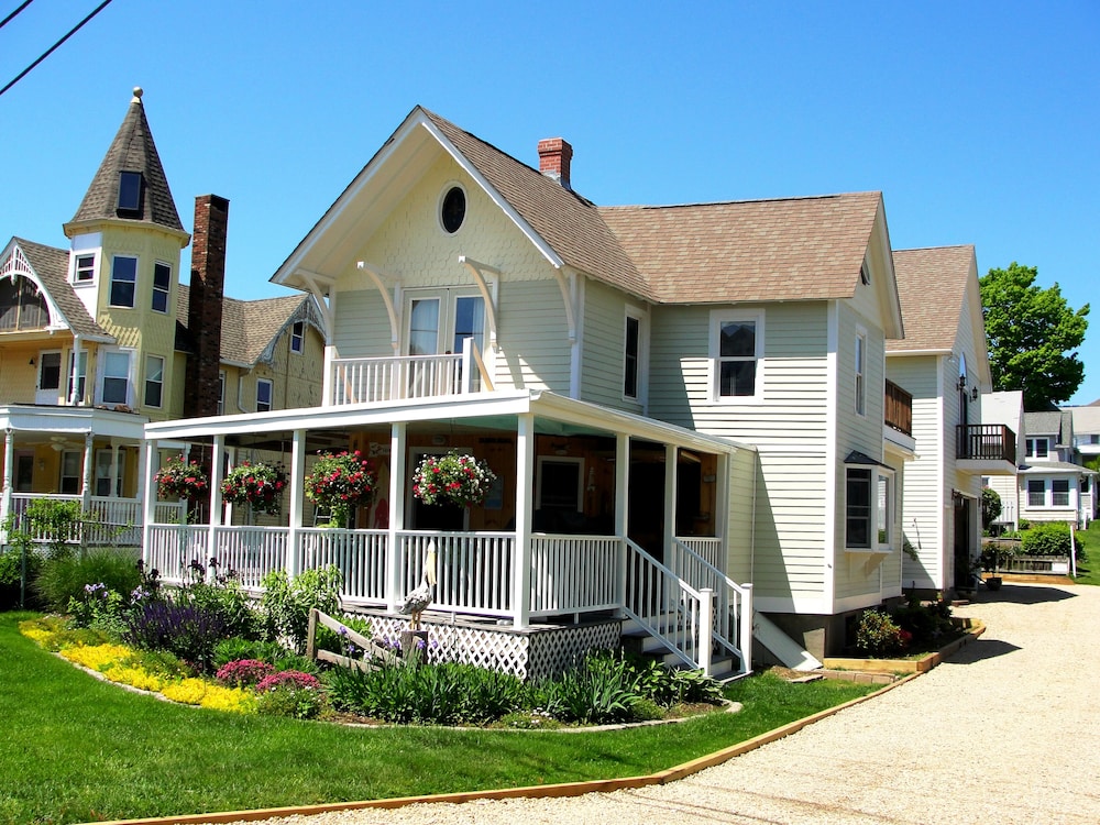 'Captain's Cottage' Premium Beach House in Crescent Beach Niantic Vrbo