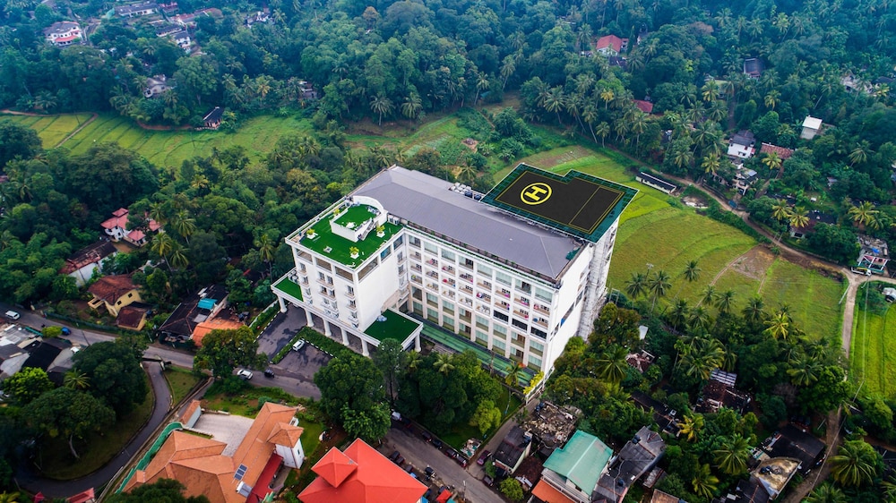 Exterior, The Golden Crown Hotel