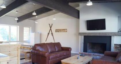 6 Bed Blue Mountain Chalet with Hot Tub 8C
