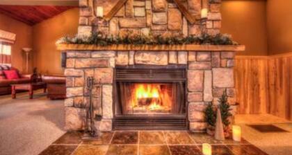 5 Bed Blue Mountain Luxury Chalet with Hot Tub 159
