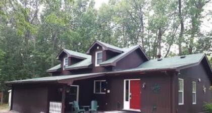 6 Bed Blue Mountain Cottage with Hot Tub 102