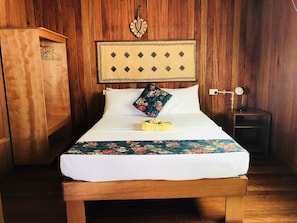 Iron/ironing board, free WiFi, bed sheets
