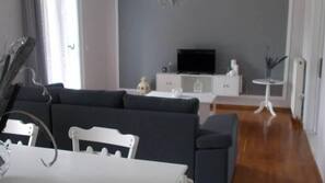 TV a schermo piatto 32 pollici con canali digitali