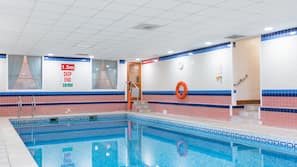Una piscina cubierta