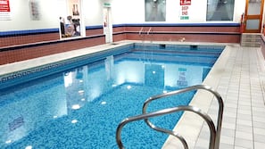 Una piscina cubierta