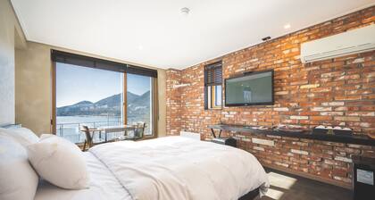 B&F Hotel
