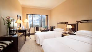 Seprai premium, minibar, brankas, dan meja kerja