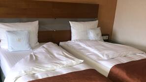 Hochwertige Bettwaren, Minibar, Zimmersafe, Schreibtisch