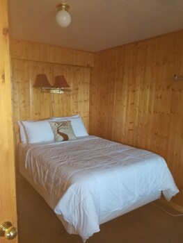 Knotty Pine Cottages Ingonish Beach Room Prices Reviews