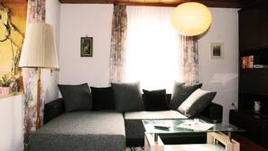 Fernseher, DVD-Player, Bücher, Stereoanlage