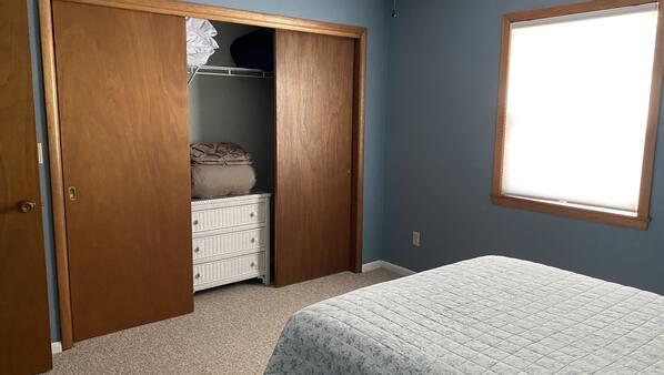 2 bedrooms, iron/ironing board, bed sheets
