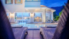 Innenpool, 2 Außenpools, Cabañas (kostenlos), Sonnenschirme