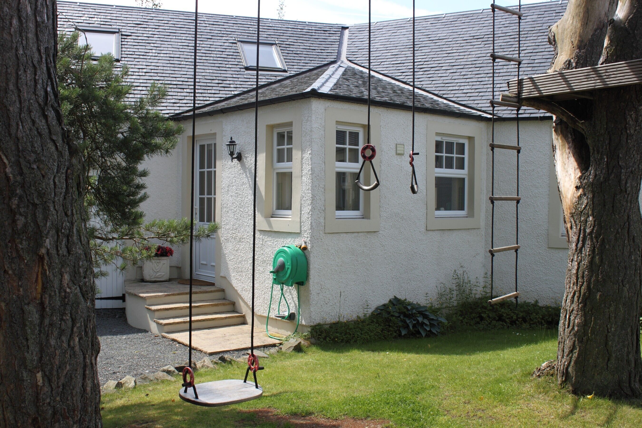 Pine Lodge - Modern, Luxurious, and Ideally Situated Cottage in Peebles in Peebles, United Kingdom