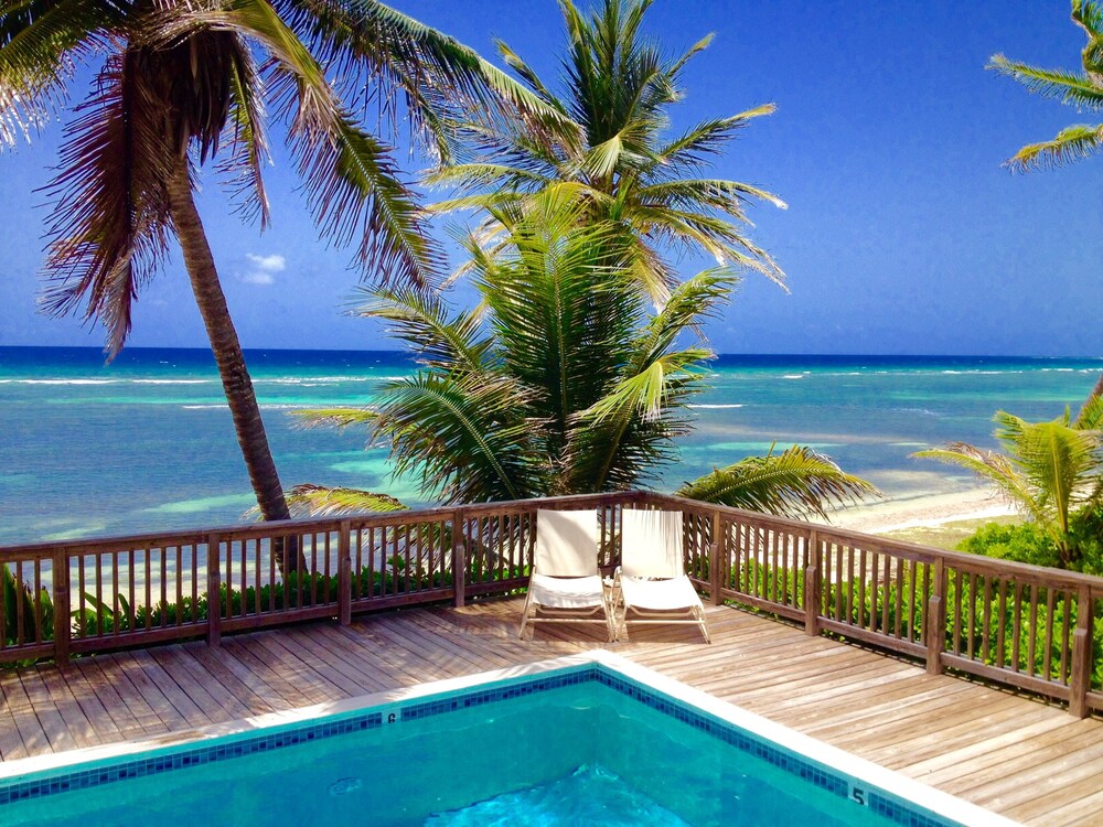 The Pink Beach House Private House and Pool directly on the Beach, Rum Point in North Side