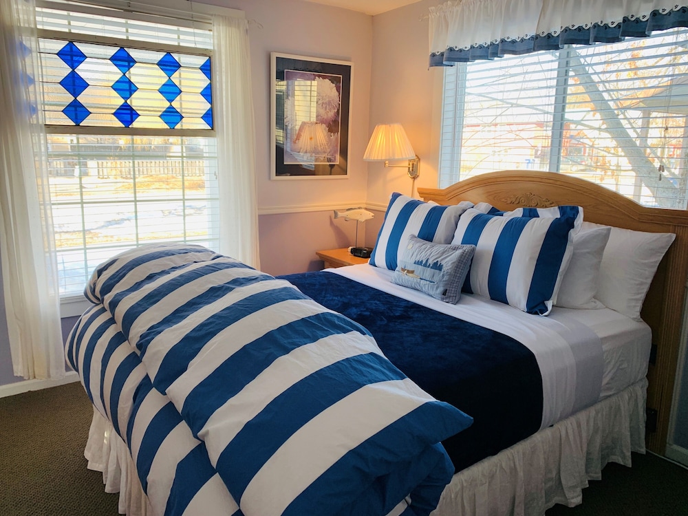 Adorable Lake Street Cottage Walk to town Bikes included CLEAN