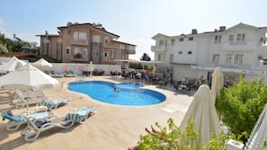 3 Außenpools, geöffnet von 07:00 Uhr bis 19:00 Uhr, Sonnenschirme