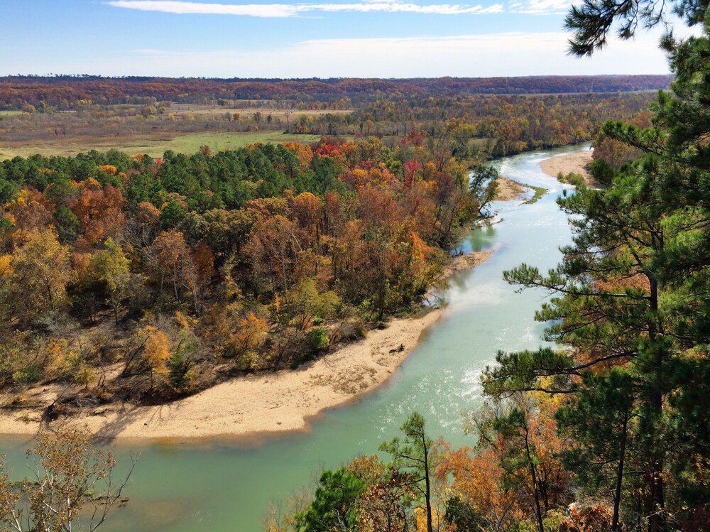 Majestic Lodge in Flint Ridge Resort overlooking the Illinois River in Kansas Best Rates