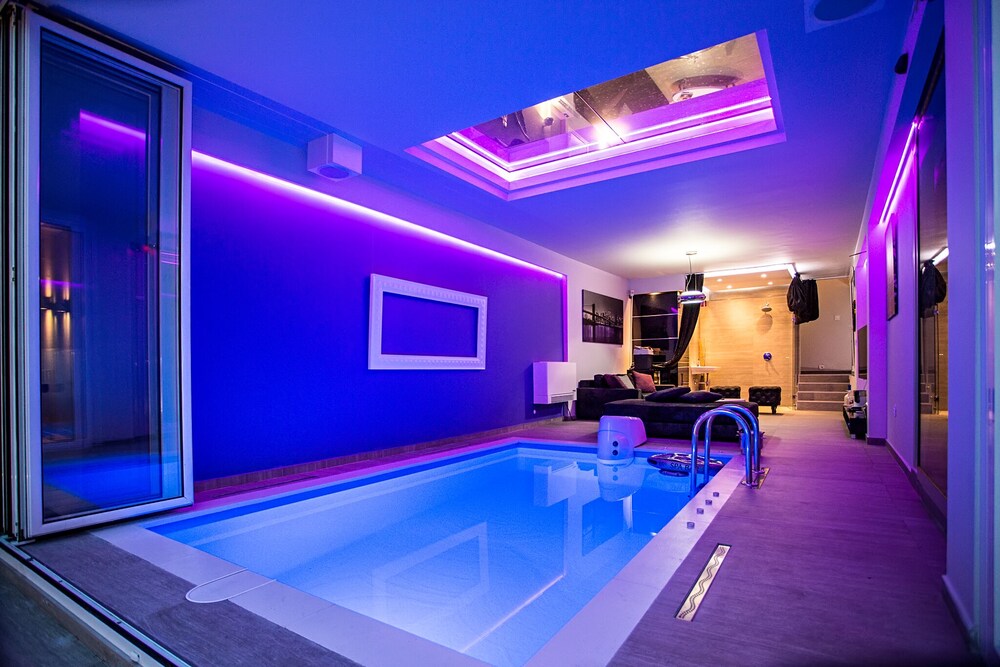  1 Luxury House With Indoor Swimming Pool Gameroom Movie Room Spa 