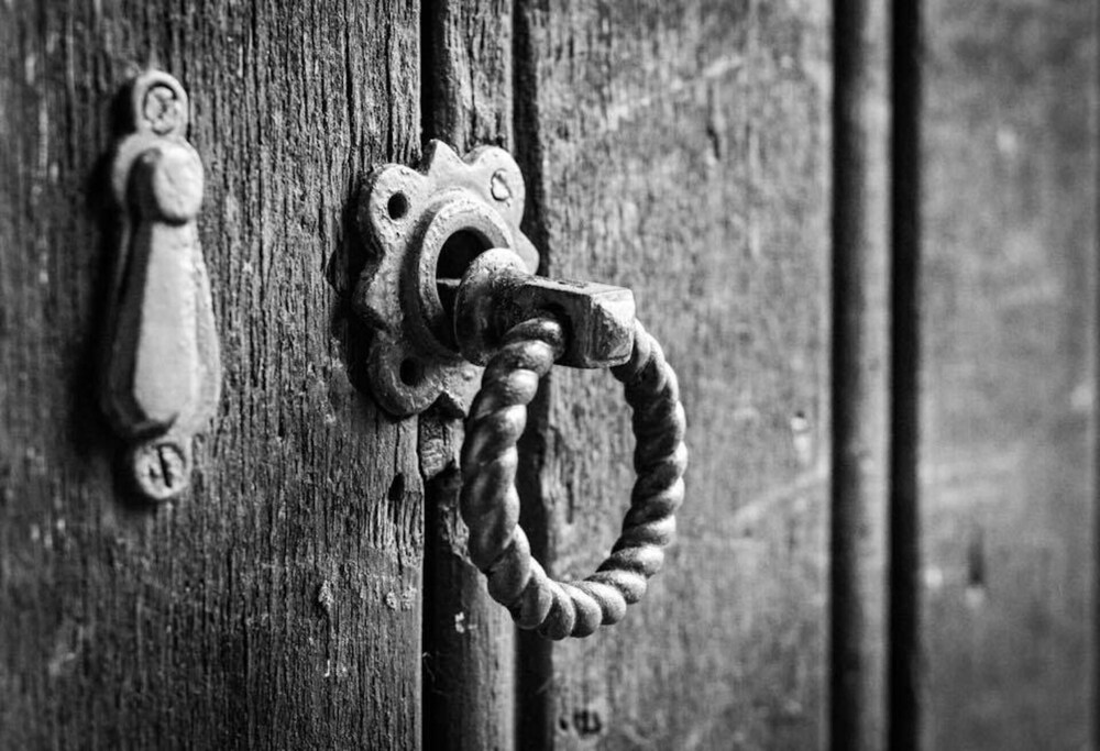 Luxury chapel apartment within Chester city walls, with parking. Deals