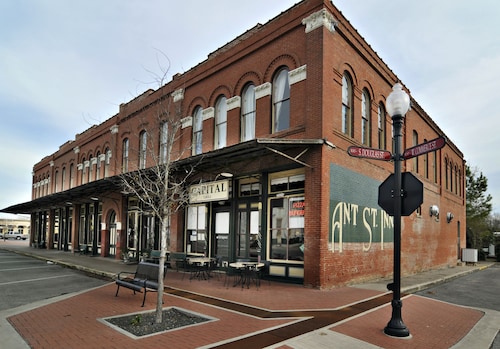 Brenham Hotels From 63 Hotel Deals Travelocity Ant Street Inn