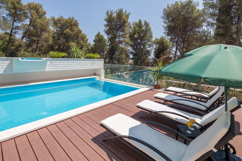 Superior One Bedroom Apartment With Balcony And Swimming Pool Pool