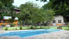 Una piscina al aire libre