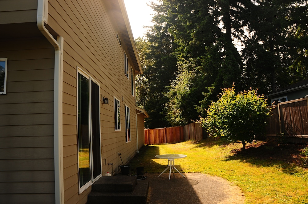 Shoreline Leisure Holiday Inn