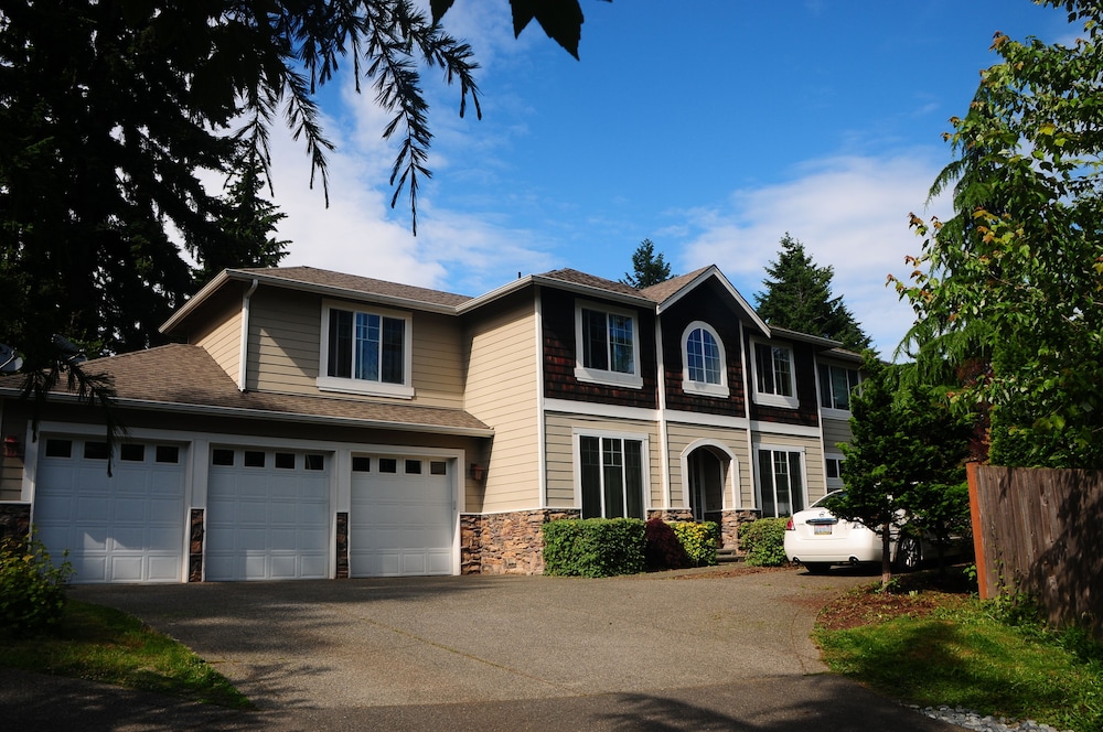 Shoreline Leisure Holiday Inn