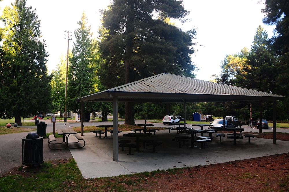 Shoreline Leisure Holiday Inn