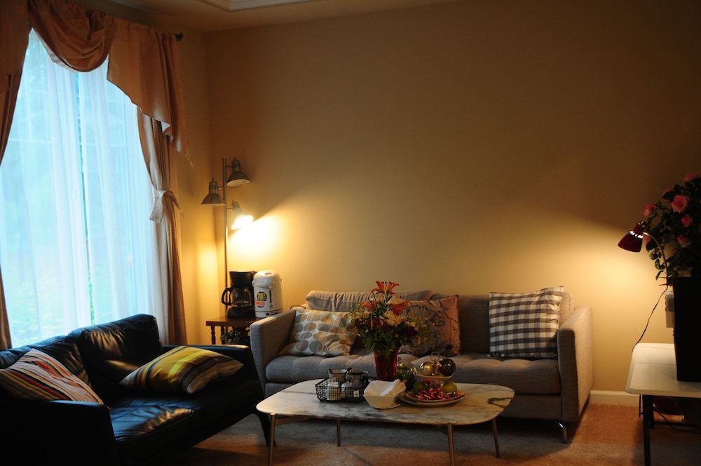 Shoreline Leisure Holiday Inn