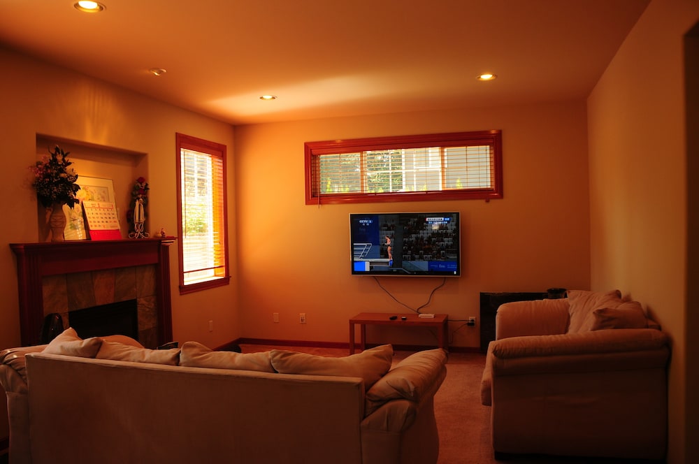 Shoreline Leisure Holiday Inn