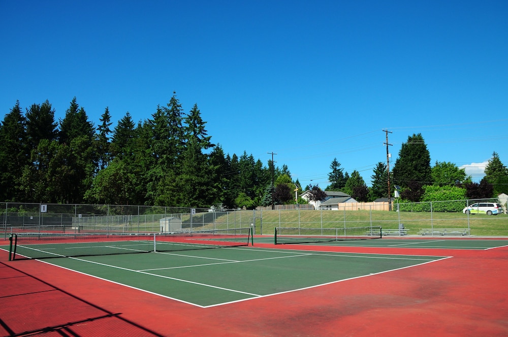 Shoreline Leisure Holiday Inn