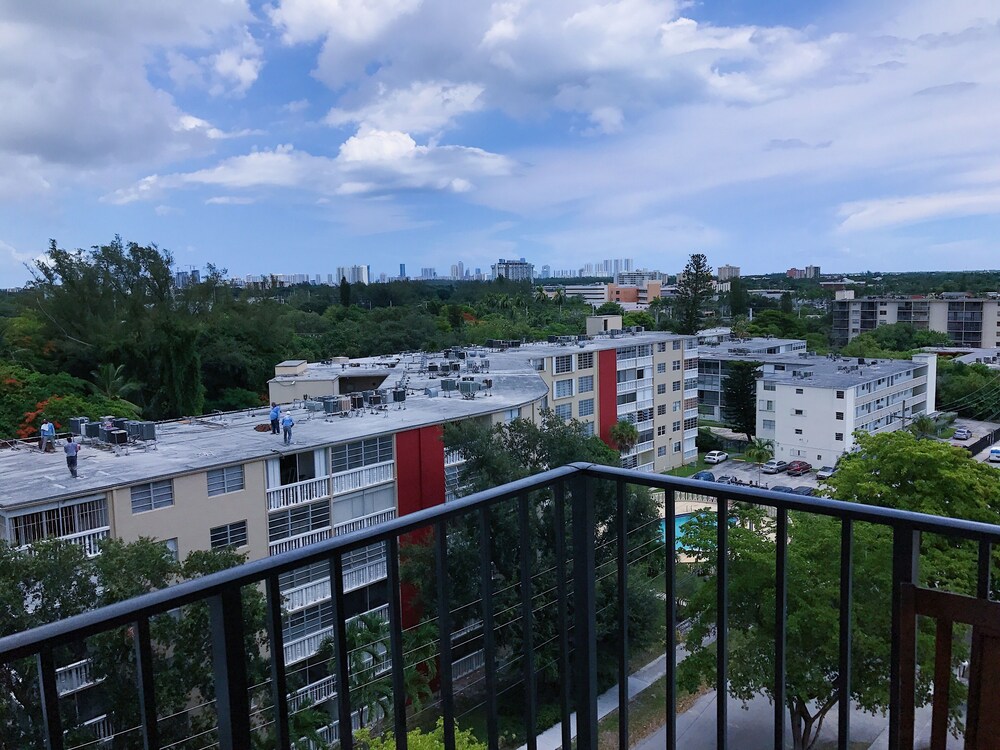 NEWLY RENOVATED SMART HOME CONDO WITH CITY VIEW!!!